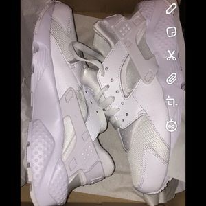 White nike huaraches size 6Y= 8 women’s